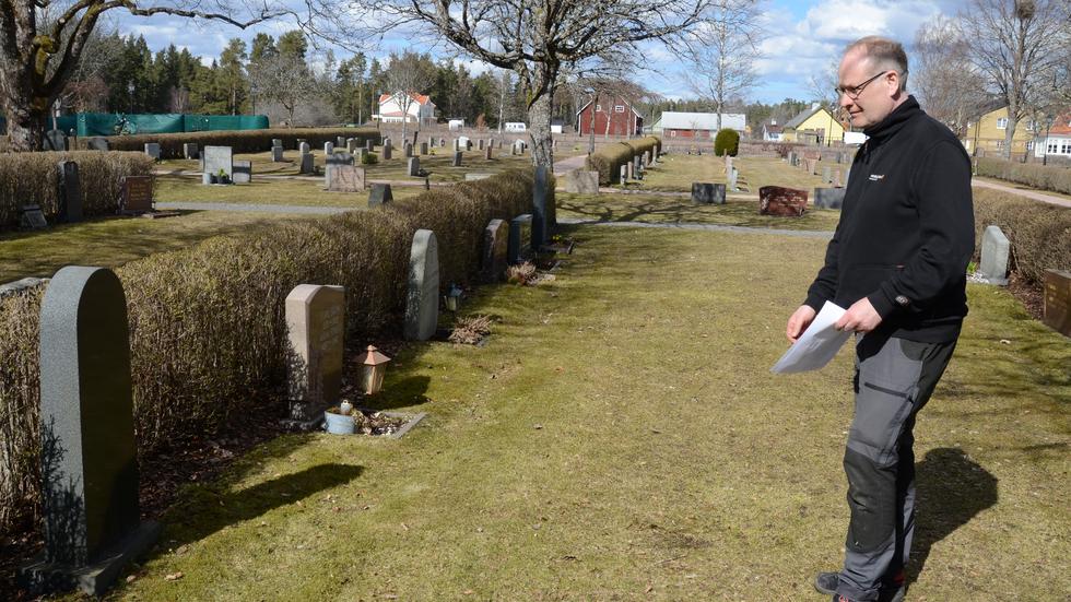 De gamla kistgravarna sträcker sig ungefär 2,5 meter ut från gravstenen. En askgravplats, konstaterar kyrkogårdschef Lars Andersson, kan bidra till att minska den erforderliga ytan betydligt.