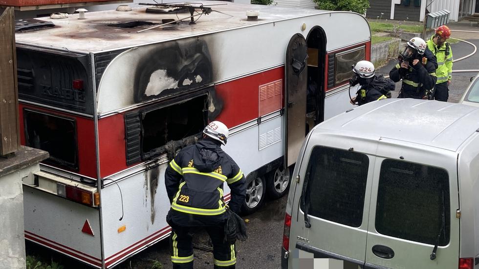 En husvagn blev skadad i en brand på tisdagsmorgonen. Räddningstjänsten larmades till platsen och släckte elden. 