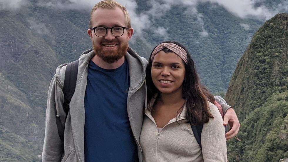 Johan Hultberg och Jessica Flores bor för tillfället i USA i väntan på beslut om uppehållstillstånd från Migrationsverket. Innan de kom till USA hade de rest runt i Sydamerika. Bilden är från deras vandring i Peru.