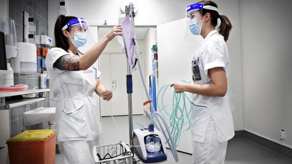 Elin Alstermark och Amanda Kruth, sjuksköterskor på infektionskliniken på Länssjukhuset Ryhov. Arkivbild.