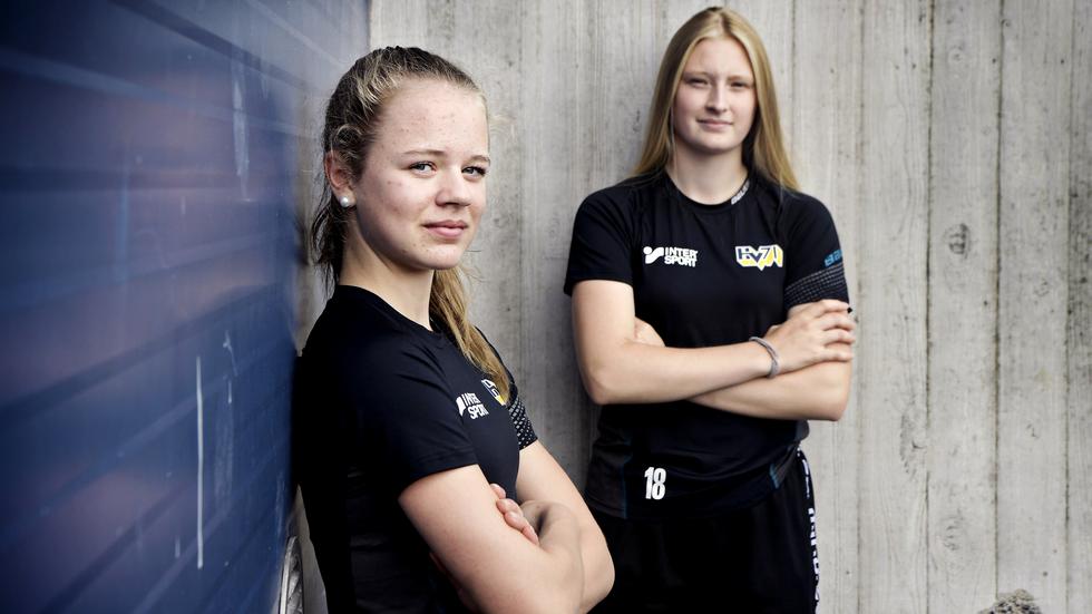 HV71:s 15-åriga jättetalanger Mira Jungåker och Mira Markström hoppas vara med och bidra under kommande SDHL-säsong.