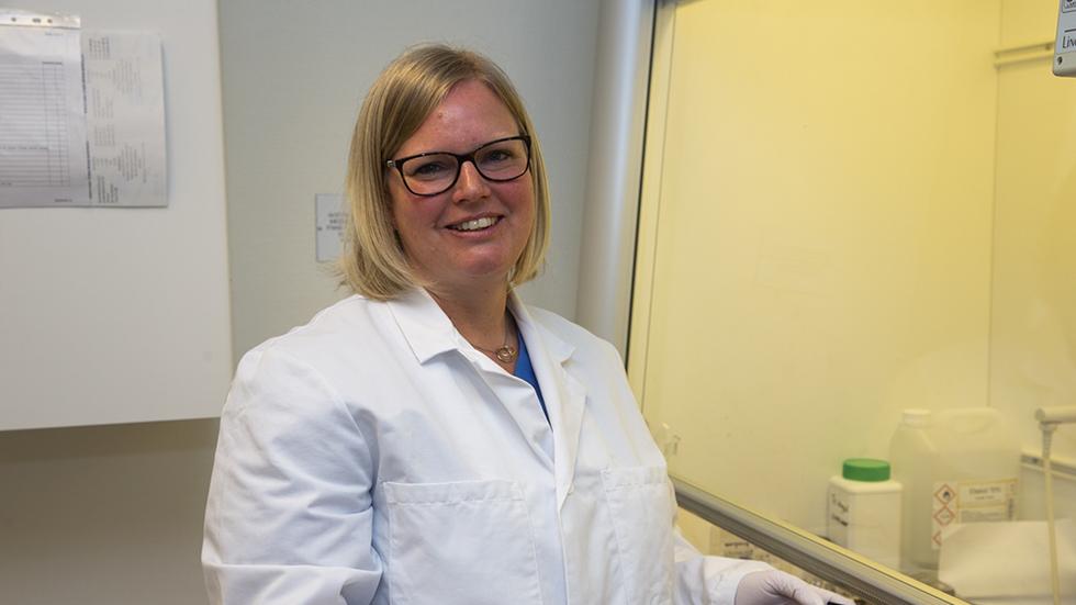 Lisa Stark, biomedicinsk analytiker i Jönköping, blev överraskad över att hon fick stipendiet då hon inte ens visste att hon var nominerad. Foto: Pressbild.