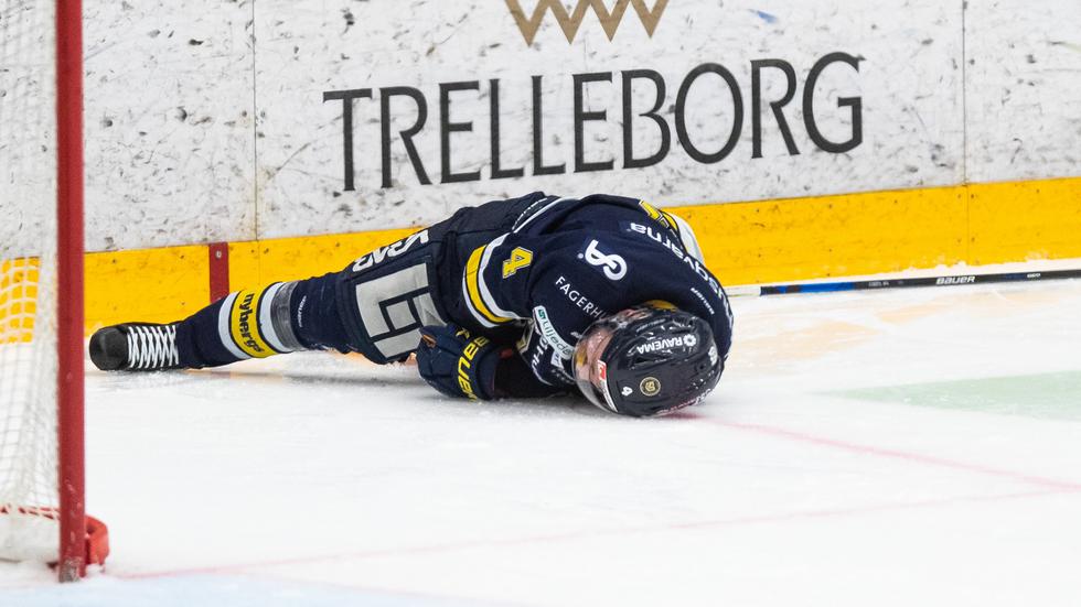 HV71:s Emil Andrae åkte på en smäll som tog illa i den första finalmatchen mot Björklöven. Foto: Axel Boberg/Bildbyrån