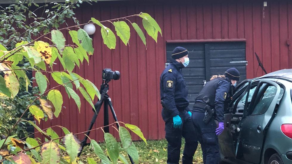 Kriminaltekniker från Linköping på plats i Mullsjö för att undersöka bilen. 