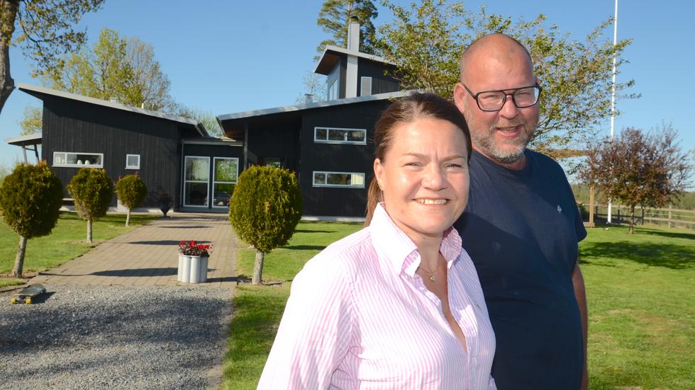 Maria och Anders Sundbäck framför sitt prisade hus i Mölnarp/Näset. ”En väl utformad byggnad som andas hemkänsla”, skriver nomineringskommittén.