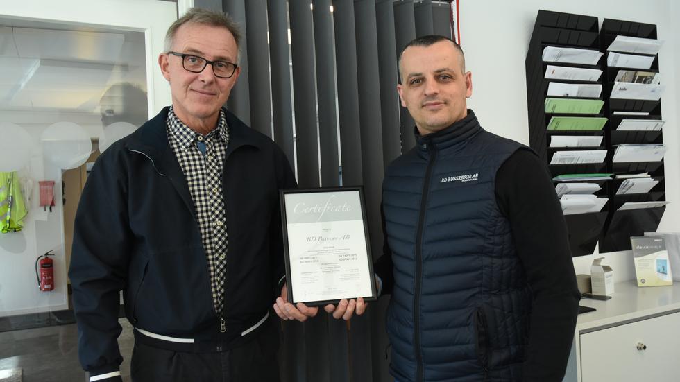 Ronny Thor och Beshir Deliu med diplomet som visar att BD Bussresor i Huskvarna nu är certifierat inom fyra olika ISO-standarder: ”Det är en kvalitetsstämpel”. 