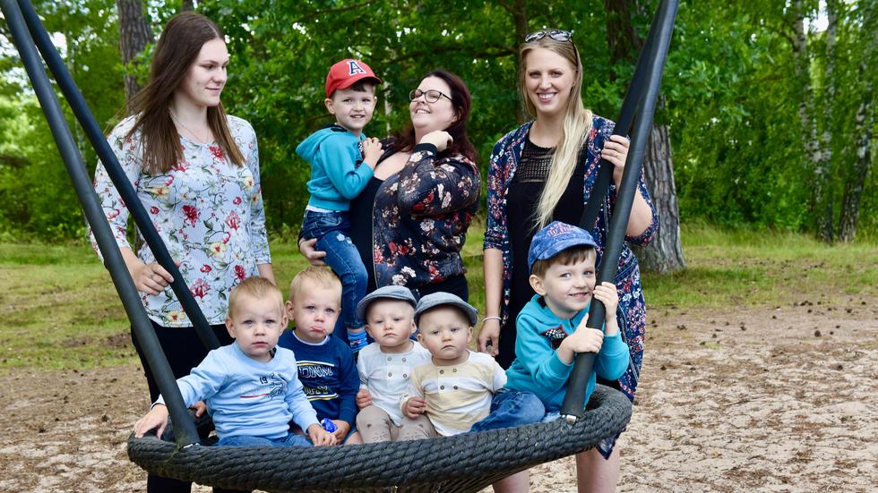 De tre  vänninorna Michelle Bramer, Therese Hansson och Louise Josefsson fick alla tvillingpojkar när de  blev gravida.  