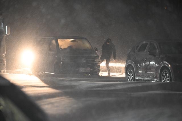 Arbetet att få bort de många bilar som i flera timmar suttit fast i snöovädret på E22 har pågått under hela natten.