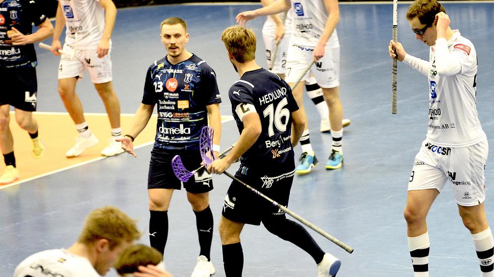 Mullsjöcentern Sebastian Palmqvist måljublar tillsammans med lagkamraten Kasper Hedlund. 