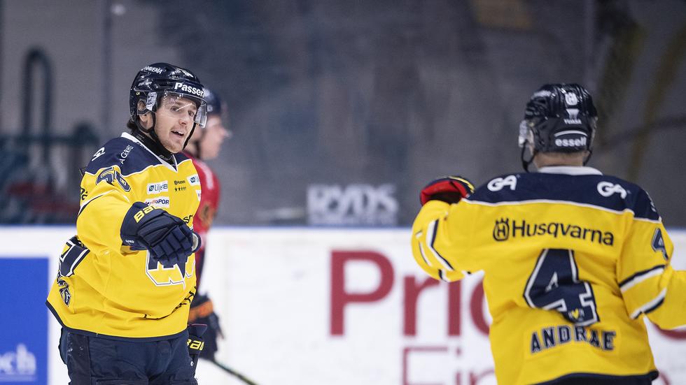 Fredrik Forsberg jublar efter ett av sina två mål mot Djurgården. Emil Andrae till höger är på väg att gratulera. Foto: Maxim Thore, Bildbyrån.