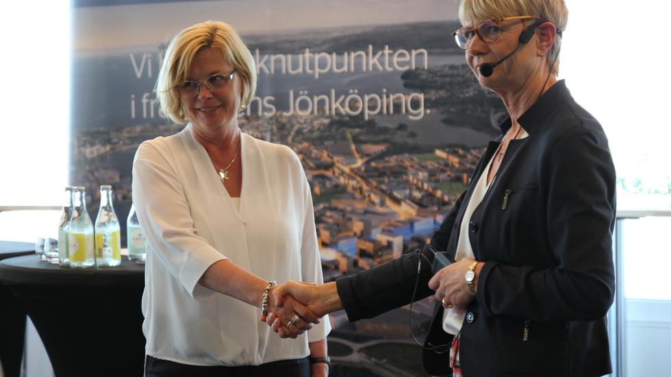 Kommunalråd Ann-Marie Nilsson (C) och Catharina Håkansson Boman från Sverigeförhandlingen vid ett möte om höghastighetstågen 2016. Nu vill Jönköpings kommun sätta press på nationella beslutsfattare om planerna för snabbtågen. 