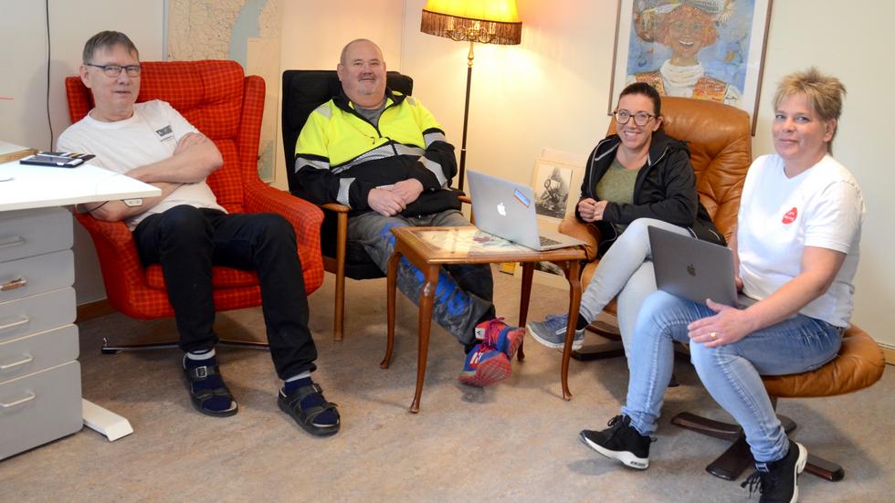 Per Bunnstad, Gert Olsson, Martina Ojala och Sara Mejving håller ställningarna på Skillingaryd.nu:s redaktion. De gillar den nya lokalen som är mer tillgänglig än den tidigare.