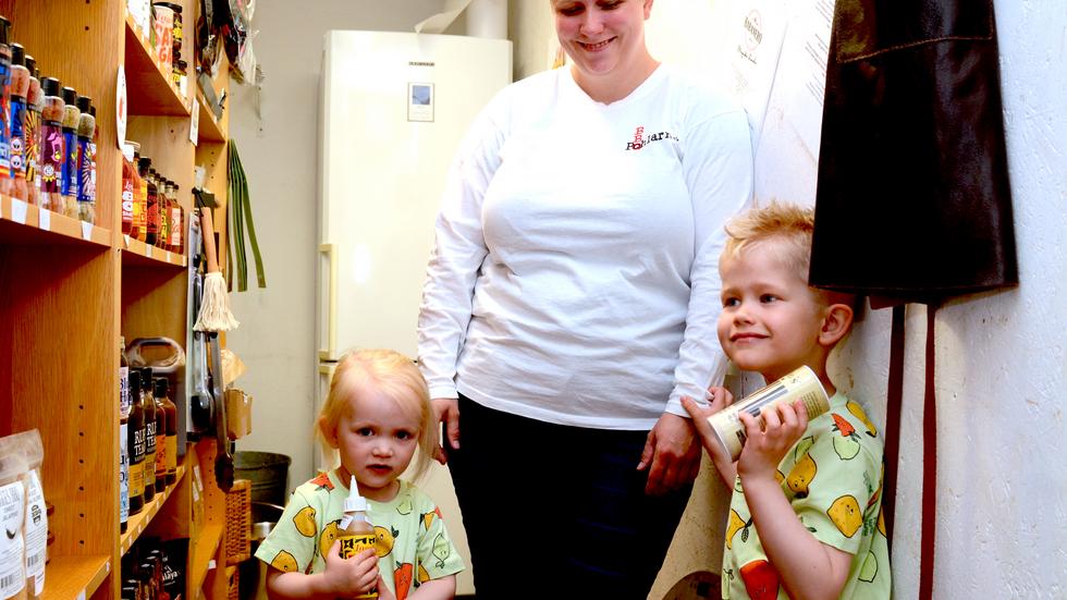 Pohlarns BBQ är ett riktigt familjeföretag, där mammalediga Anna Pohl bossar över medarbetarna Elemina (2,5 år) och Sylvester (4 år). Maken David jobbar med att utbilda kockar.