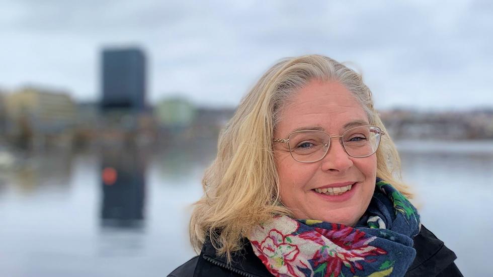 Christina Stenberg, ny stadsbyggnadsdirektör i Jönköping, tror fler vill bygga höga hus som hotellet i bakgrunden.