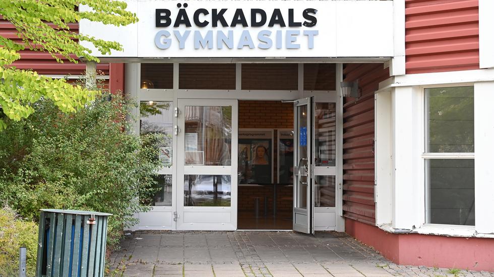 De två avstängda rektorerna namn och bild har nu plockats bort från Bäckadalsgymnasiets hemsida. 