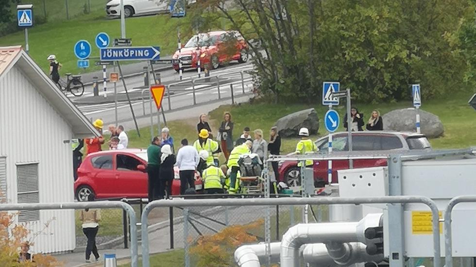 En cyklist skadades i en olycka vid Atollen i Jönköping på måndagen. Bara någon minut senare (bilden) var en tonårskille inblandad i en elscooterolycka utanför Sandagymnasiet. FOTO: Läsarbild. 