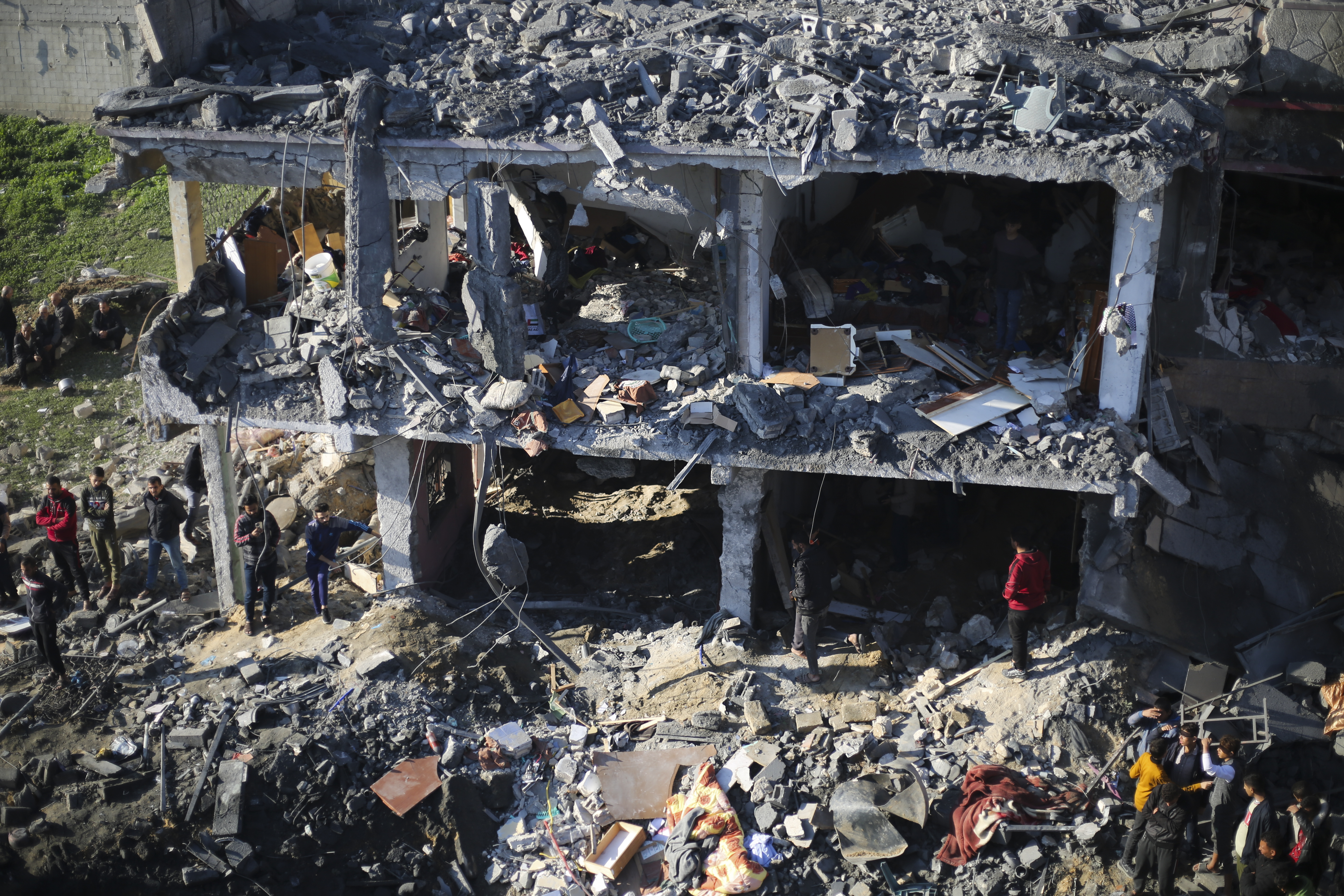 Förstörelse utanför ett bårhus i staden Rafah i södra Gaza, den 19 december. Arkivbild.