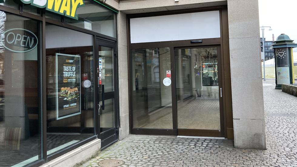 Nu ekar lokalerna tomma efter att Flying Tiger Copenhagen, TGR, har flyttat butiken som tidigare låg bredvid Subway.