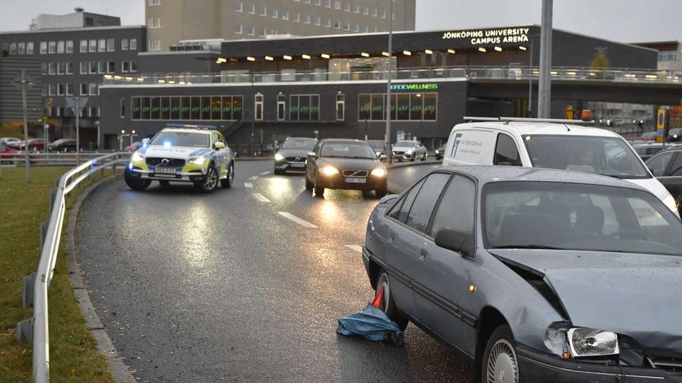 En trafikolycka på Munksjöleden i Jönköping i höjd med Högskolan inträffade på måndagsmorgonen. Olyckan orsakade långa köer. FOTO: Pär Grännö.