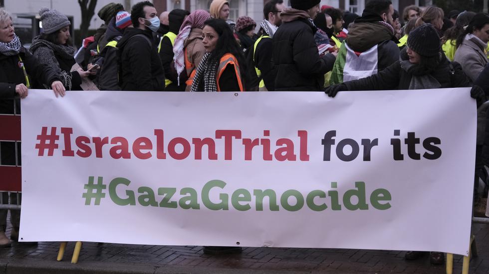 Demonstranter utanför Internationella domstolen i Haag (ICJ) den 12 januari 2024. ICJ ska utreda om Israel begår folkmord i Gaza och rättsprocessen kommer att pågå i flera år.