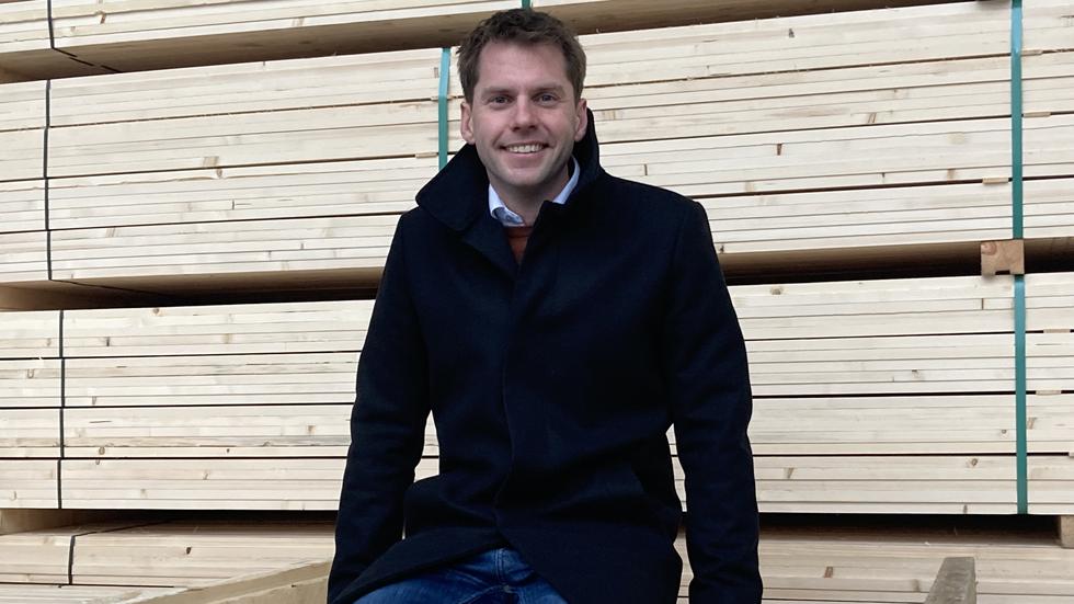 Mikael Arvidsson, sittande på en packe trävaror i väntan på leverans.