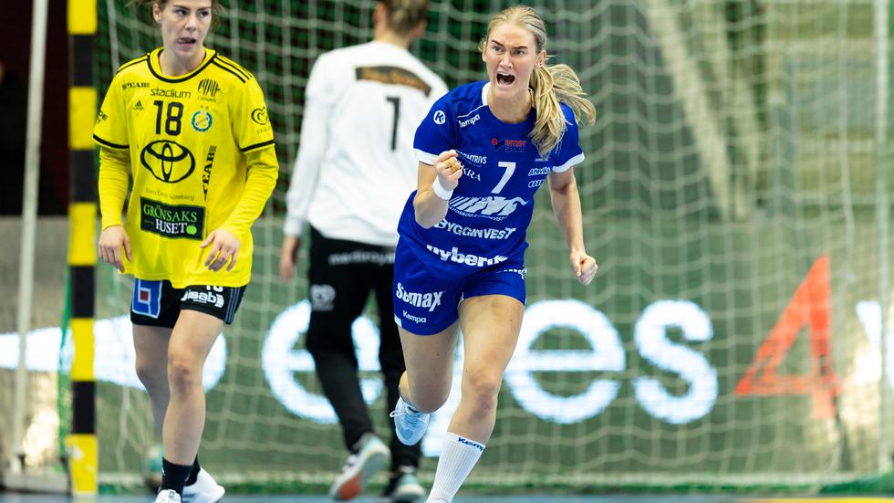 Emma Wahlström och Hallby jublar efter att ha gjort mål på landslagsmålvakten Johanna Bundsen. Till vänster matchens bäste målskytt, Laura Jensen.
