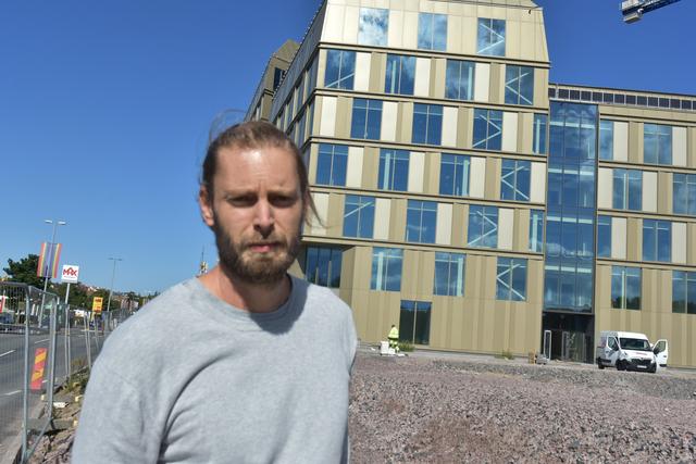De vita stålkryssen som syns genom fönstren byggdes av det litauiska företaget som nu har stämts i Arbetsdomstolen, berättar Nils Helmersson, ombudsman på Byggnads Småland-Blekinge. 