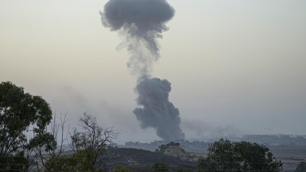 Rök stiger efter ett israeliskt anfall mot Gaza på torsdagen.