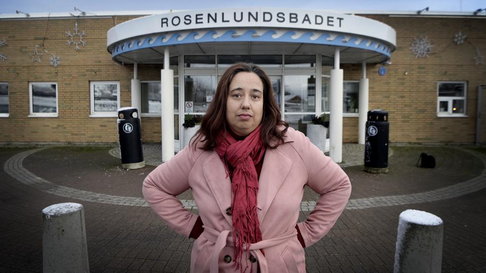 Angela Rindehag Hafström känner sig kränkt efter händelsen på Rosenlundsbadet. Nu vill hon att kommunen håller en diskussion om personlig integritet. 
