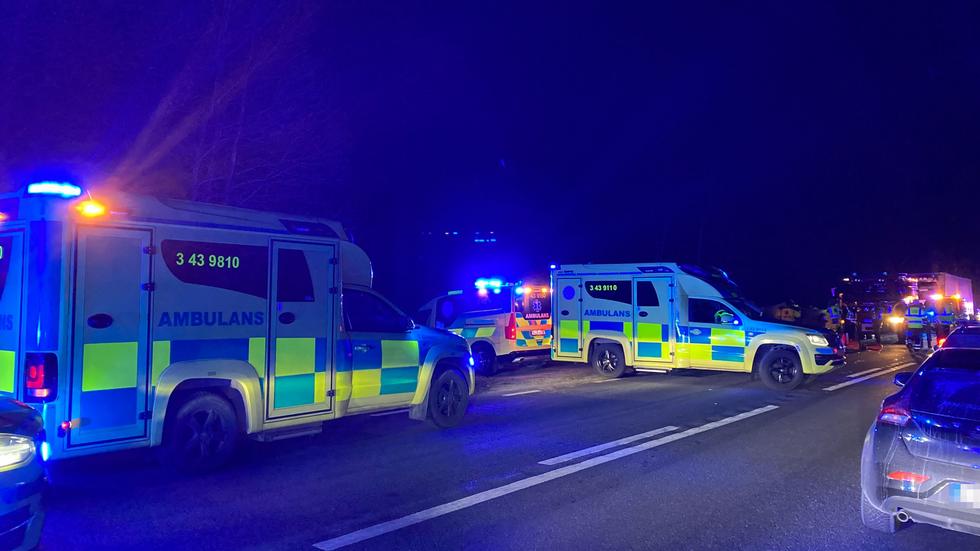Flera ambulanser ryckte ut till olycksplatsen på riksväg 32 den 18 mars. Först på plats var en ambulans som egentligen var på väg till Linköping. Ena ambulanssjuksköterskan vittnade i rättegången om dödsolyckan. 