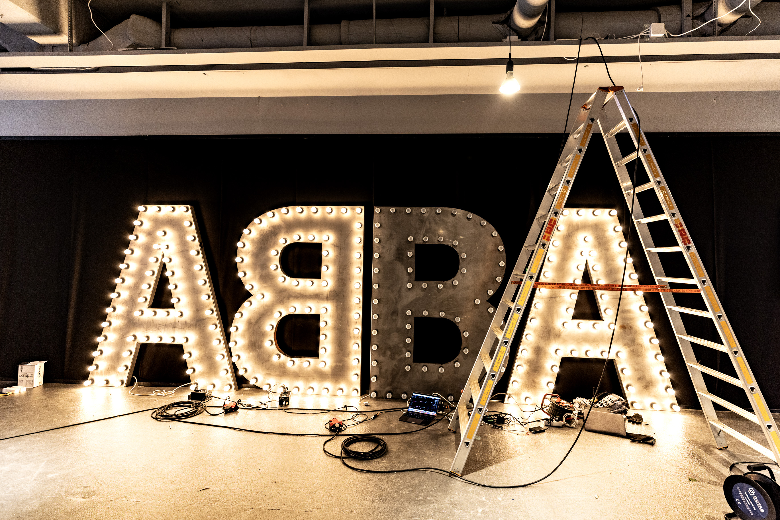 Abbas logga i storformat är en del av Abba World som öppnar den 29 april. 