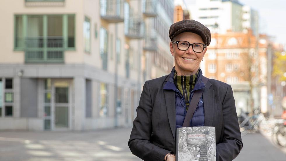 Arkeolog Kristina Jansson är en av skribenterna bakom boken om medeltidsstaden Jönköping som Rikard Flyckt har läst.
