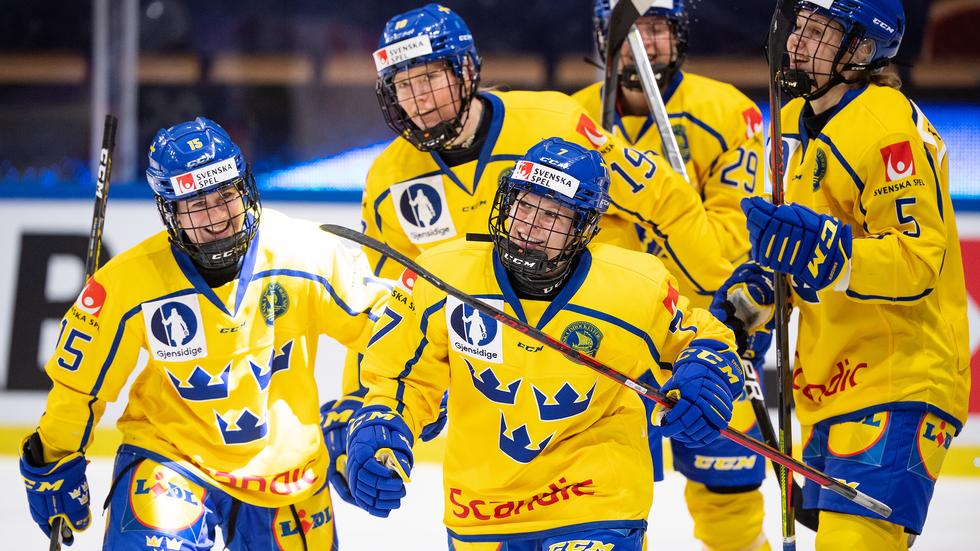 Svenskorna jublar efter ett av hela 15 mål i hemmakrossen mot Sydkorea.