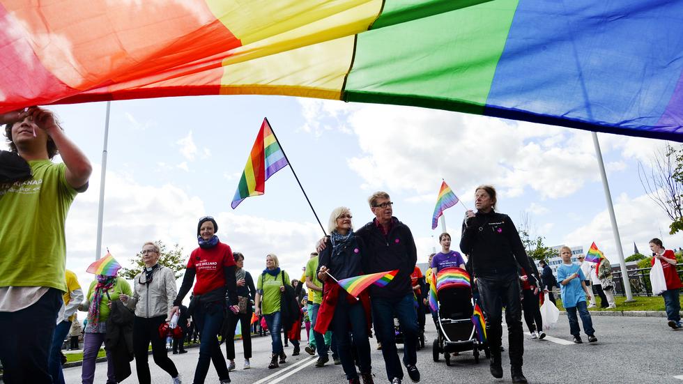 Marianne Hjortsjö Norberg och Bengt Norberg från Bankeryd mitt bland regnbågsflaggor och banderoller under prideparaden 2016.