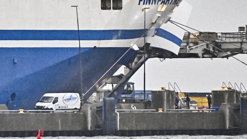 En kapten hamnade i vattnet när hans fartyg krockade med en pir i Malmö hamn på söndagsmorgonen.