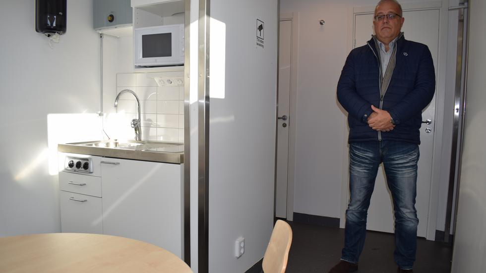 Kent Svensson, affärsområdeschef på Vy Buss, säger att de vill sätta upp en skiljevägg mellan köksområdet och toaletterna inne i chaufförernas pausbodar.  Arbetsmiljöverket har tidigare riktat kritik mot hur bodarna är utformade. 