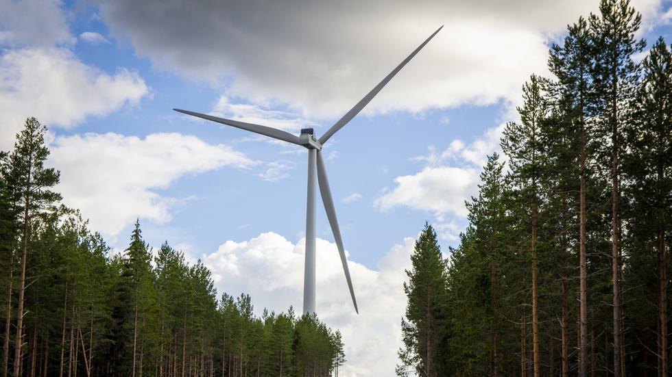 Vindkraft i Mullsjö eller inte, det är frågan. Just det här vindkraftverket i Åmot-Lingbo vindkraftpark har en totalhöjd på 180 meter. 