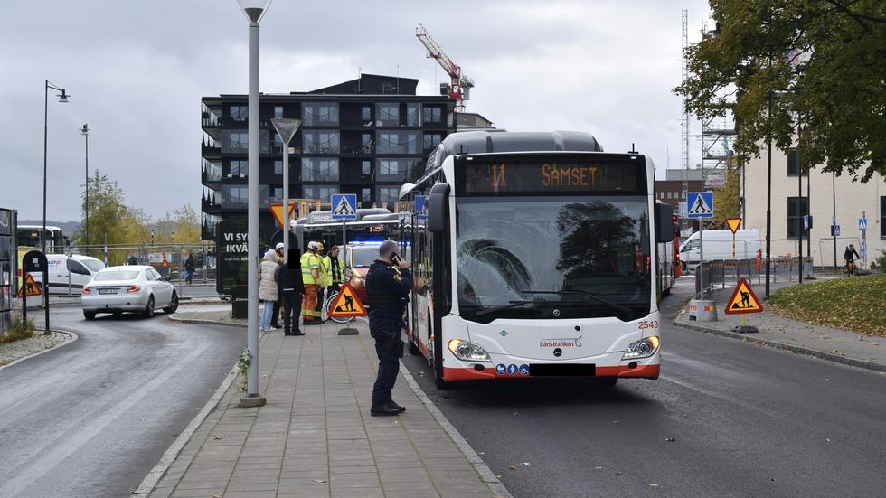 En cyklist har fått föras till sjukhus efter en olycka med en buss i centrala Jönköping. FOTO: Jasmin De Freitas.