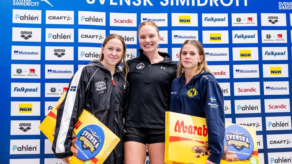 Emelie Fast, Södertörns Simsällskap, Klara Thormalm, Jönköpings Simsällskap och Olivia Klint Ipsa, Kristianstads SLS, jublar efter damernas final på 50 meter bröstsim.
