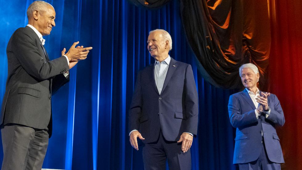USA:s president Joe Biden flankerad av expresidenterna Barack Obama och Bill Clinton vid insamlingsevenemanget på torsdagskvällen i New York.