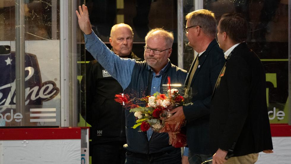 Kent ”Nubben” Norberg tackades med blommor av sin förra klubb Timrå och fick sedan se sin nya, HV71, förlora med 3–4 efter förlängning