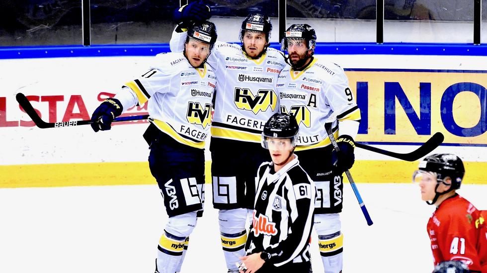 Simon Önerud, Fredrik Forsberg och Taylor Matson firar ett av HV-målen borta mot Vita Hästen.