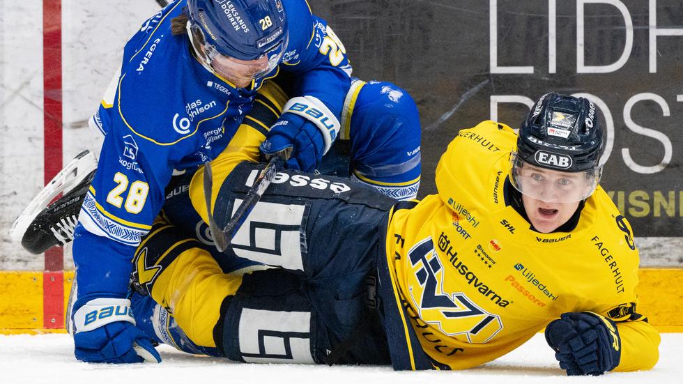 Leksands Justin Kloos och HV71:s Emil Andrae i en närkamp.