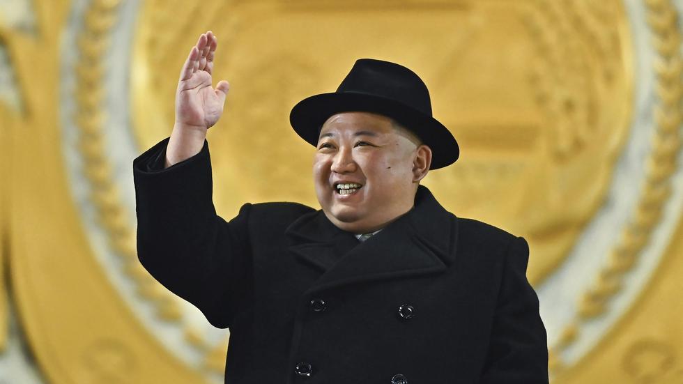 Invånare i Nordkorea uppmanas skydda porträtt av ledaren Kim Jong-un när tyfonen Khanun drar in.