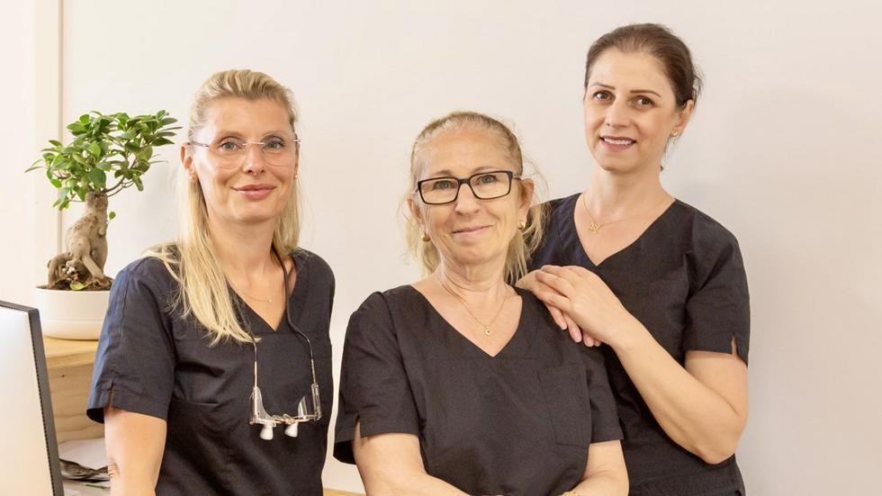 Personalen på Tandhälsan A6 står i receptionen. Tandläkaren Emel Isa Güler, till vänster, med sina två tandsköterskor. FOTO: Dan Josefsson.