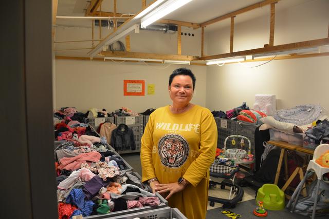 Här inne i bankvalvet i före detta Swedbanks lokaler hamnar de kläder som inte sålts efter två månader. Därinne, uppger Marika Lindblom butiksägaren för ”Vildungar”, reas varorna ut. 