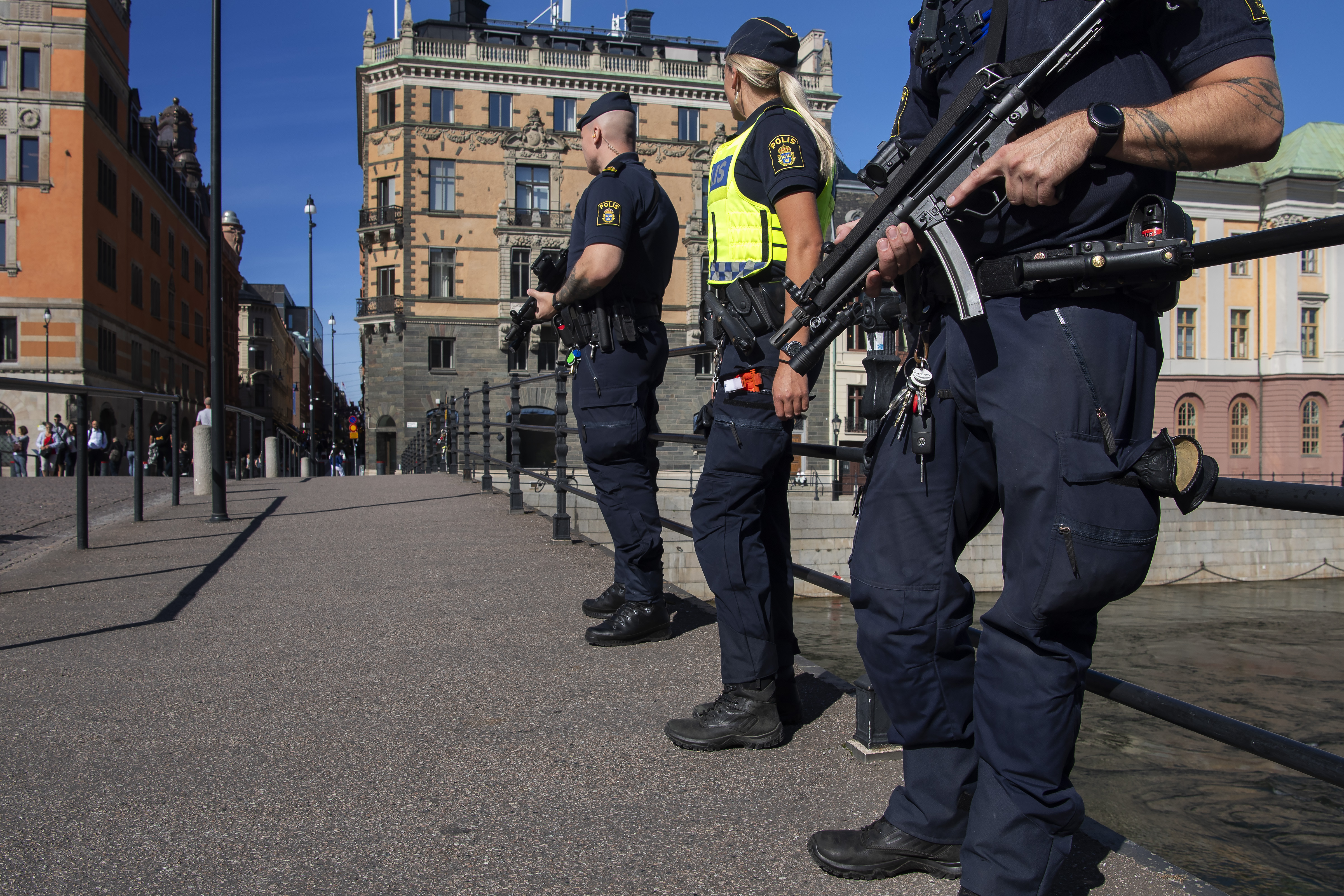 Polis Med Automatvapen Synliga På Köpcentrum Och Tågstationer Under ...