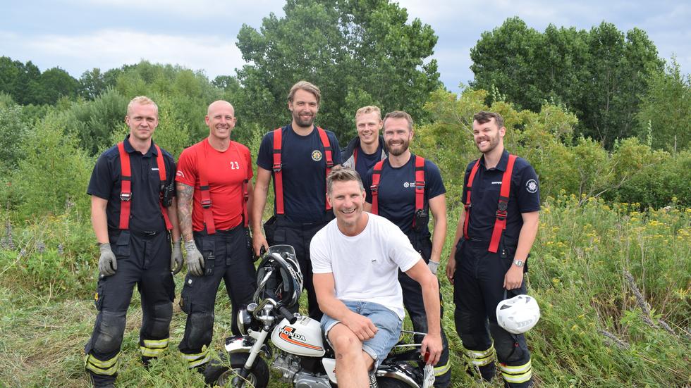 Viktor Norén och de glada kollegorna på räddningstjänsten.