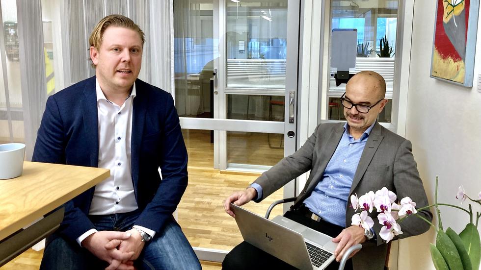 Adam Gustafsson, ekonomidirektör och Anders Jonzon, kommunikationschef, båda på Jönköping University, JU.