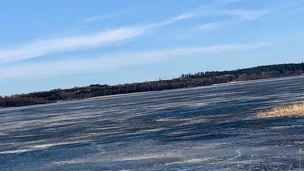 Mannen genom isen på sjön Vidöstern i Värnamo kommun. Foto: Stefan Fels